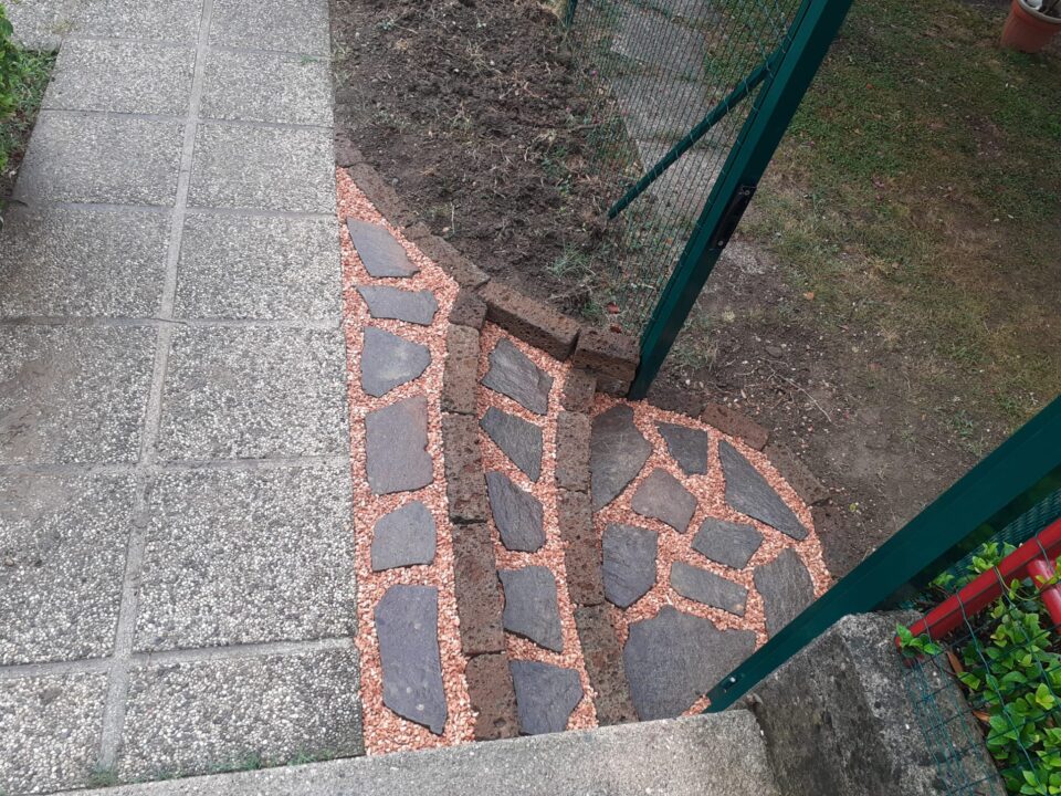 posa-gradini-tufo-porfido-terminato-copyright virgilio pez giardiniere