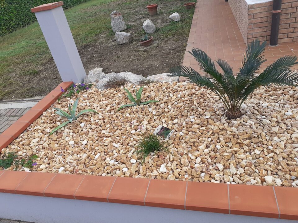 Aiuola con sassi a lavoro terminato